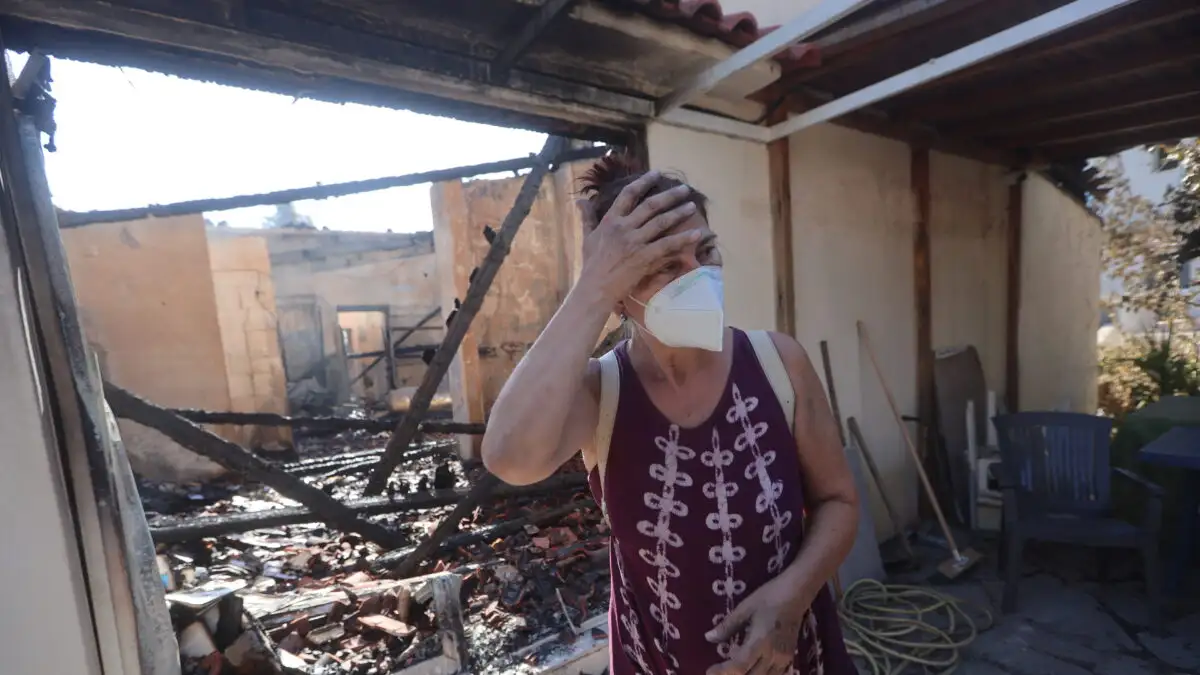 Κρυονέρι: Εικόνες απόλυτης καταστροφής – Καμένα σπίτια και αυτοκίνητα, στάχτη και αποκαΐδια