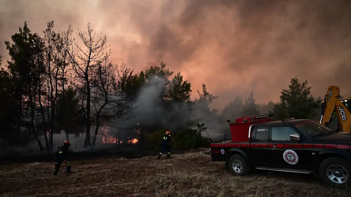 Σε ύφεση η φωτιά στο Ασπροχώρι Ωρωπού - Με 10 εναέρια οι ρίψεις νερού, αγωνία για τους ανέμους