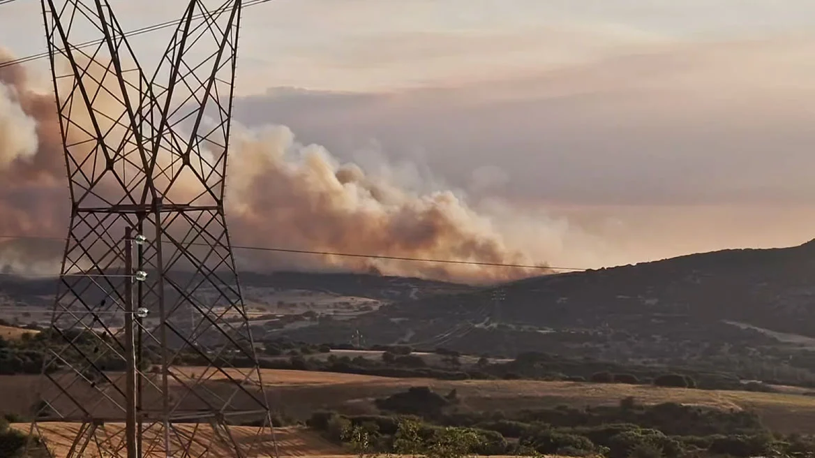 Σε ύφεση η φωτιά στο Ωραιόκαστρο Θεσσαλονίκης