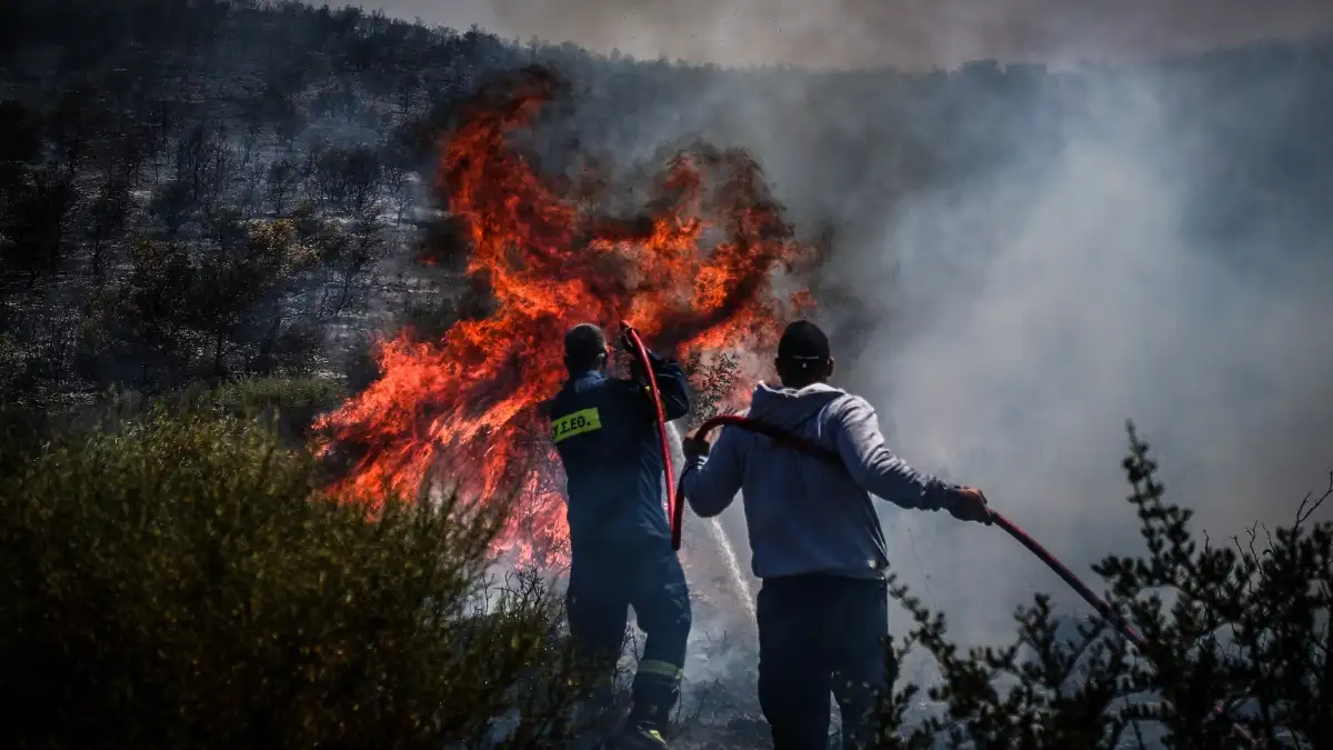 Φωτιά στον Μαραθώνα στην περιοχή Παραλία: Μήνυμα του 112 για εκκένωση