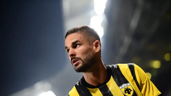 AEK: O Mιγιάτ Γκατσίνοβιτς προβάρει φανέλα βασικού για τη ρεβάνς με τη Χάποελ Μπερ Σεβά