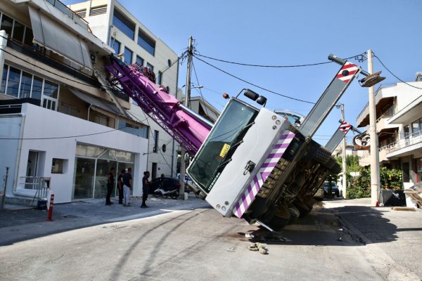 Πώς έγινε το ατύχημα με το γερανοφόρο στο Περιστέρι - Οι πρώτες εκτιμήσεις για τα αίτια