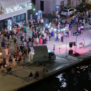 Καλοκαιρινή βραδιά με μουσική και street food στη Γλύφα