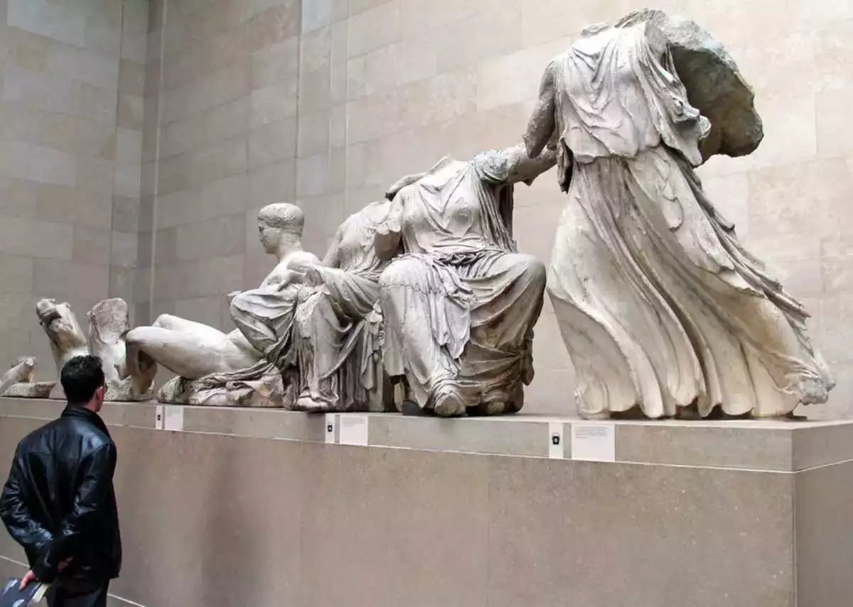 Μπλόκο στα Γλυπτά του Παρθενώνα από δεξιούς ακτιβιστές, ανάμεσά τους και η Λιζ Τρας: Μην τα επιστρέψετε στην Ελλάδα