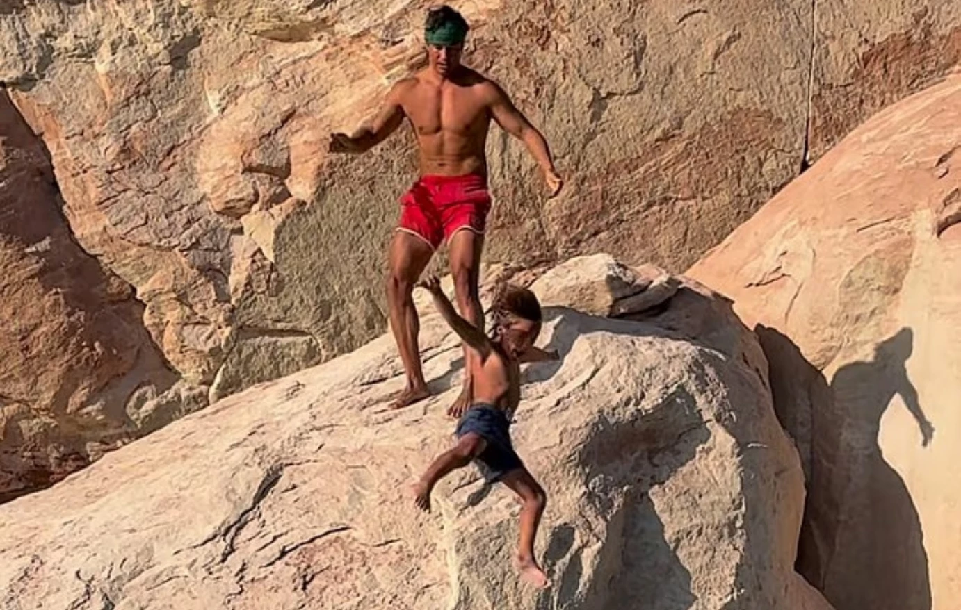 Σάλος με Αμερικανό influencer: Πέταξε τον 7χρονο γιο του από βράχο για να… ξεπεράσει τον φόβο του