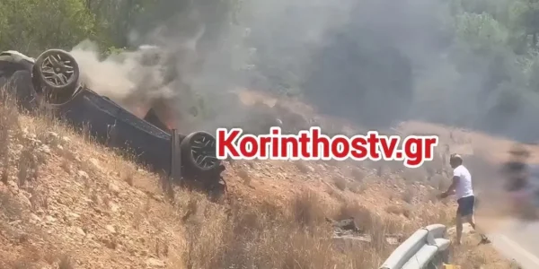 Σοκαριστικό τροχαίο στην Κορινθία -Αυτοκίνητο ανατράπηκε και τυλίχθηκε στις φλόγες, σώος ο οδηγός (βίντεο)
