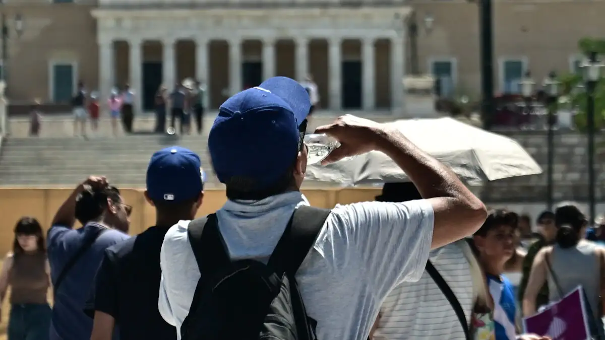 «Καζάνι που βράζει» η χώρα - Κορυφώνεται ο καύσωνας με θερμοκρασίες άνω των 43 βαθμών, έρχονται αποπνικτικές νύχτες