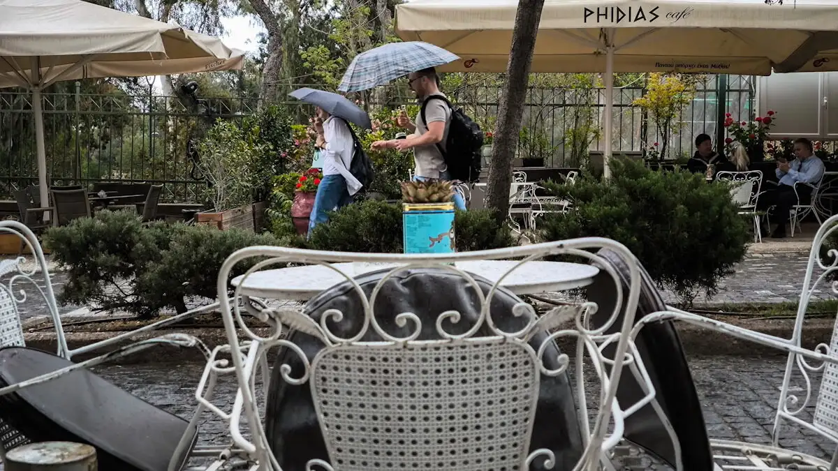 Καιρός: Μετά τον καύσωνα έρχονται μπόρες και ισχυροί άνεμοι