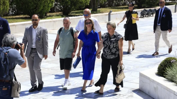 Στη Βουλή η Καρυστιανού - Κατέθεσε 1,3 εκατομμύρια υπογραφές για την κατάργηση του άρθρου 86 του Συντάγματος