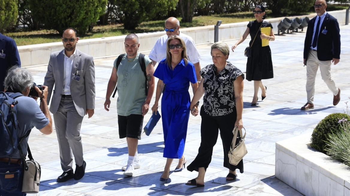 Στη Βουλή η Καρυστιανού - Κατέθεσε 1,3 εκατομμύρια υπογραφές για την κατάργηση του άρθρου 86 του Συντάγματος