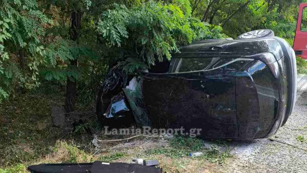 Φθιώτιδα: Έφυγε εκτός δρόμου στην ευθεία και ανετράπη (ΦΩΤΟ)