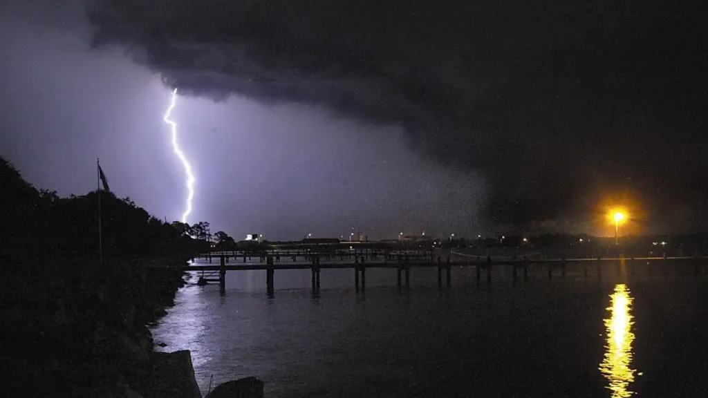 Χαμός από 43.000 ηλεκτρικές εκκενώσεις μέσα στην ημέρα