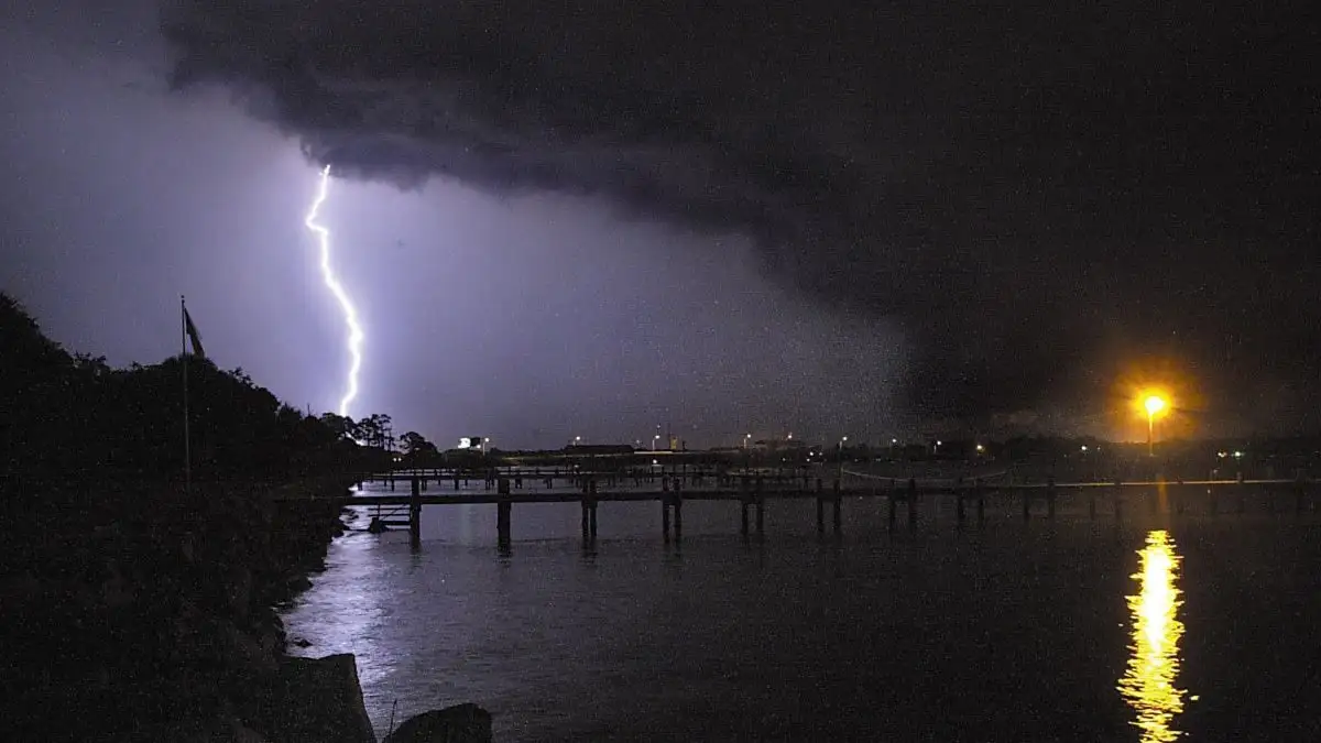 Κεραυνοί: Τι να κάνετε για να προστατευτείτε σε περίπτωση που βρίσκεστε στη θάλασσα