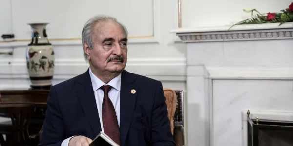 Ανοιχτούς διαύλους επικοινωνίας με τον Χαφτάρ κρατά η Ελλάδα – Το νέο δόγμα για το μεταναστευτικό και οι αντιδράσεις στο εσωτερικό