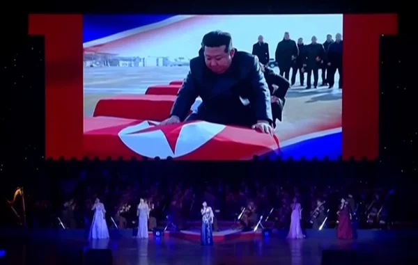 Νέο σόου με τον Κιμ Γιονγκ Ουν πάνω από το φέρετρο στρατιώτη που σκοτώθηκε πολεμώντας για τη Ρωσία