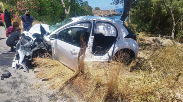 Σφοδρή σύγκρουση ΙΧ με αγροτικό όχημα στην Κίσσαμο - Στο νοσοκομείο Χανίων δύο τραυματίες