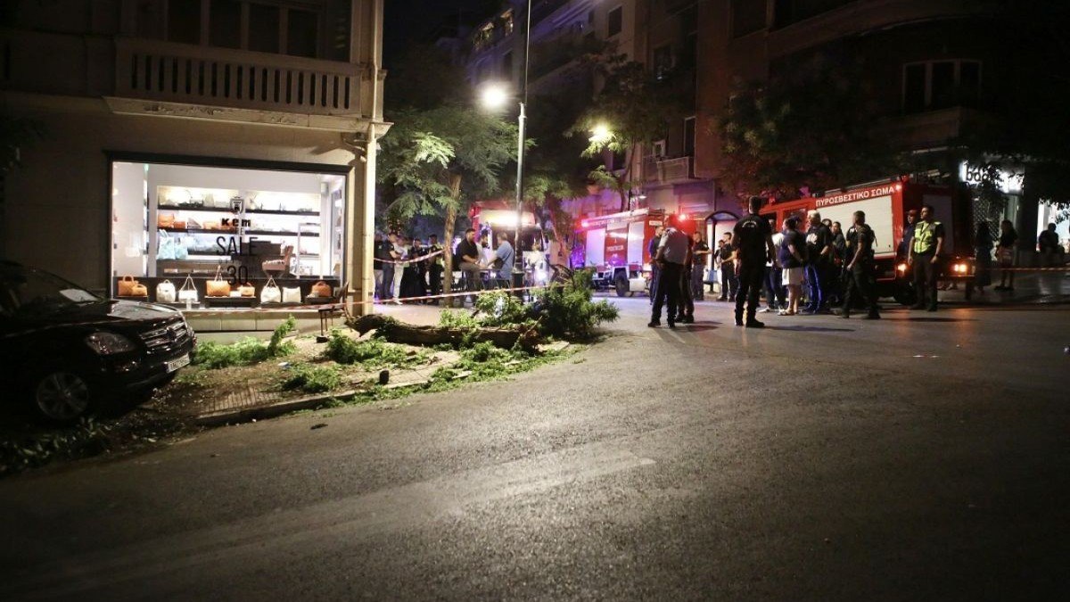 Το ξεχασμένο χειρόφρενο της Mercedes που παρέσυρε πεζούς σε εστιατόριο στο Κολωνάκι - Τουλάχιστον 11 τραυματίες ο ένας σοβαρά.