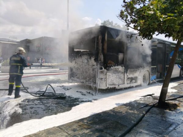 Πανικός από φωτιά σε λεωφορείο στο Βόλο(ΦΩΤΟ)