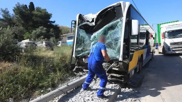 Σύγκρουση λεωφορείων στη Βούλα: Αναφορές για τραυματίες