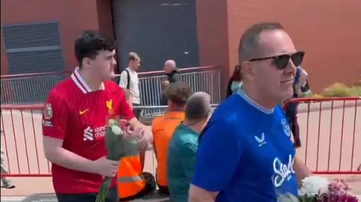 Η τραγωδία του Ζότα ενώνει: Οπαδός της Έβερτον άφησε λουλούδια μαζί με οπαδούς της Λίβερπουλ έξω από το Άνφιλντ - Βίντεο