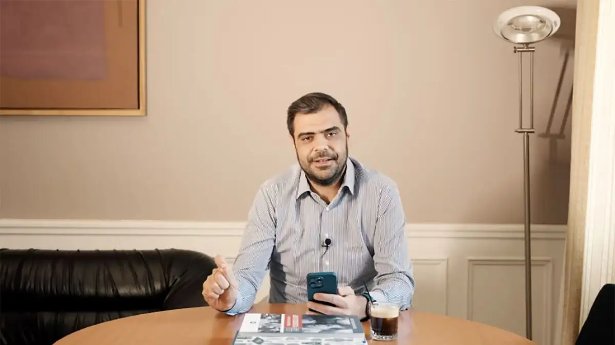 Briefing για τους πολίτες χωρίς γραβάτα: Ο Παύλος Μαρινάκης απαντά για δασμούς, ΟΠΕΚΕΠΕ, μεταναστευτικό αλλά και στο δίλημμα πίτσα ή σουβλάκι