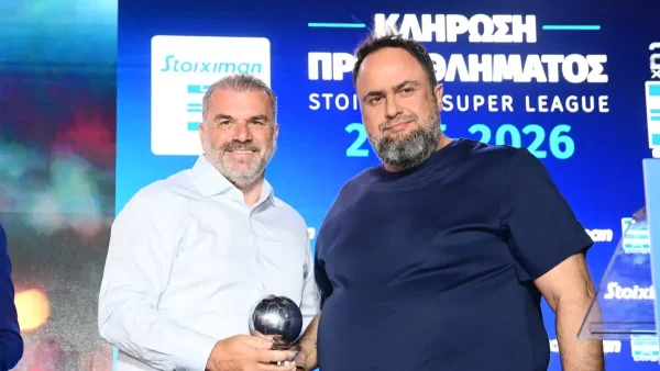 Ο Άγγελος Ποστέκογλου βραβεύθηκε από τη Super League και αποθεώθηκε από τον Βαγγέλη Μαρινάκη