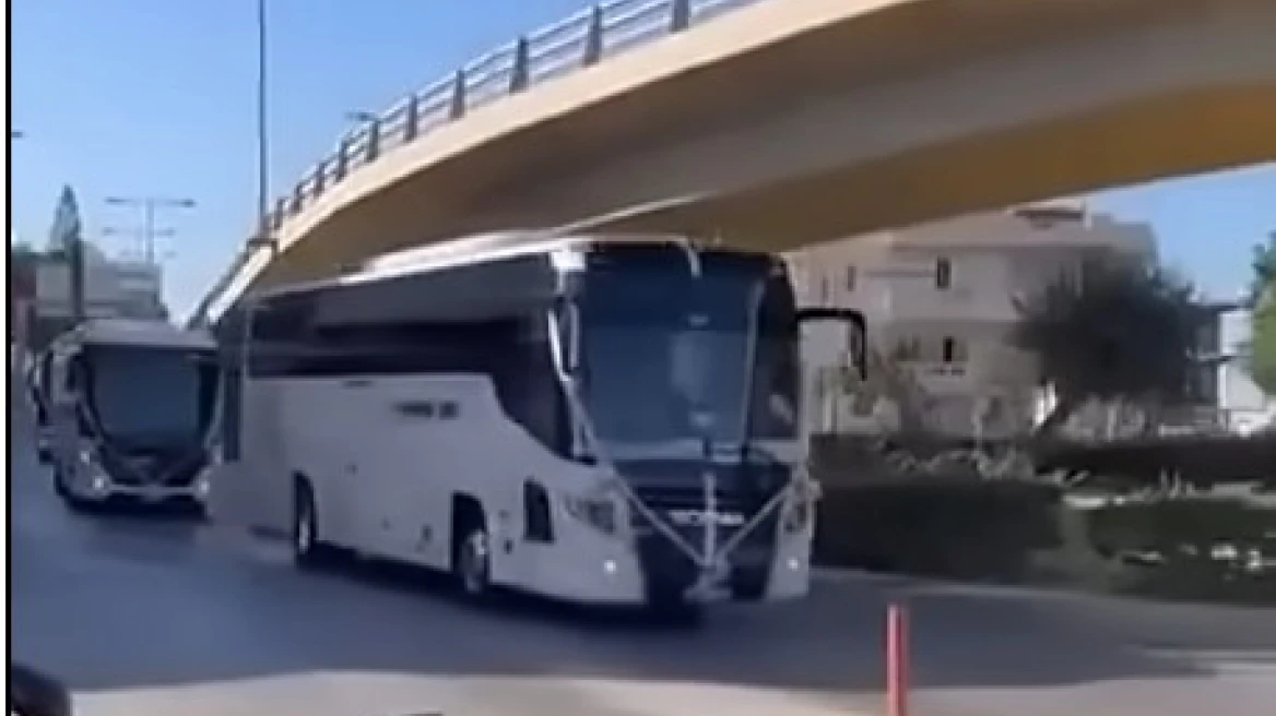 Ηράκλειο: Nύφη πήγε στην εκκλησία συνοδεία... λεωφορείων - Δείτε βίντεο