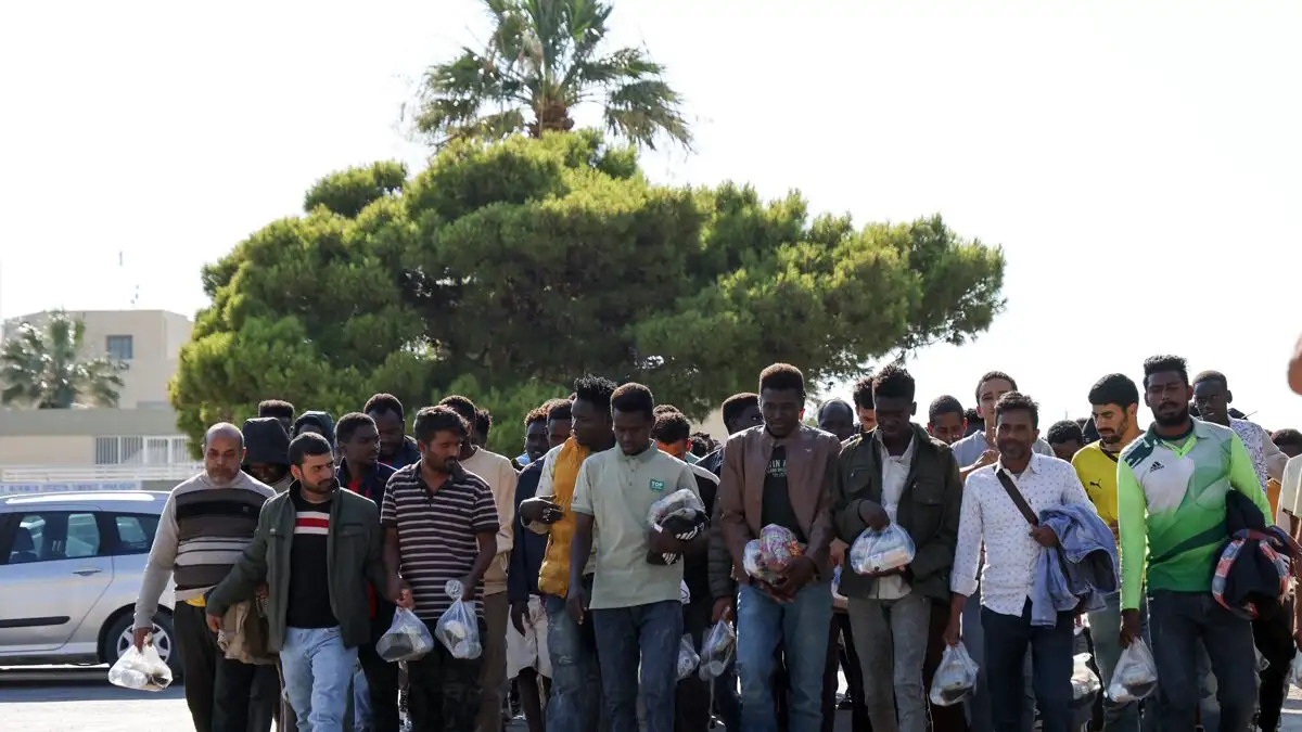 Αναχωρούν σήμερα 350 μετανάστες από την Κρήτη με αρματαγωγό του Πολεμικού Ναυτικού