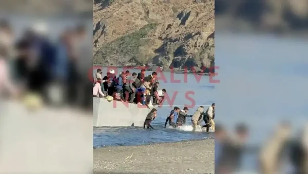 Κρήτη: Η στιγμή της «απόβασης» μεταναστών στην παραλία Δισκού ανάμεσα σε κόσμο που έκανε μπάνιο