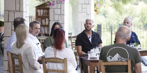 Δείτε βίντεο με τη συζήτηση Μητσοτάκη με πολίτες στη Φουρνά Ευρυτανίας -Πώς θα «ξαναζωντανέψει» η περιφέρεια