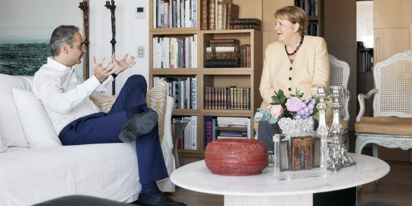 Συνάντηση Μητσοτάκη-Μέρκελ -Την υποδέχθηκε στο σπίτι του, για πρωινό, συζήτησαν για τις διεθνείς εξελίξεις