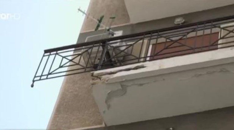 Παρ' ολίγο τραγωδία στον Πειραιά: Αποκολλήθηκε κομμάτι από μπαλκόνι και έπεσε στον δρόμο