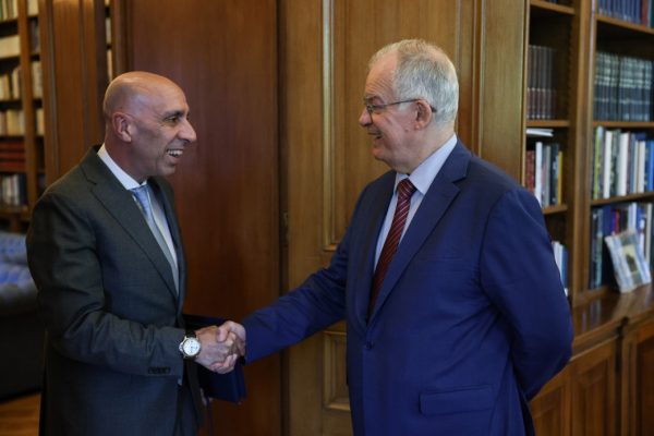 Συνάντηση του Κωνσταντίνου Τασούλα με τον πρόεδρο του ΕΒΕΑ Γιάννη Μπρατάκο