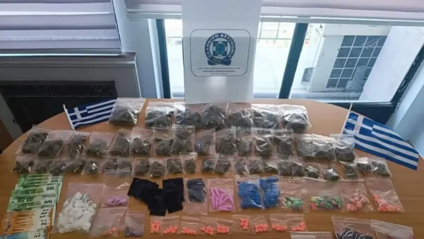 Πειραιάς: 15χρονος και 17χρονος πέταξαν σακίδιο με ναρκωτικά σε κάδο ανακύκλωσης για να αποφύγουν έλεγχο από την αστυνομία