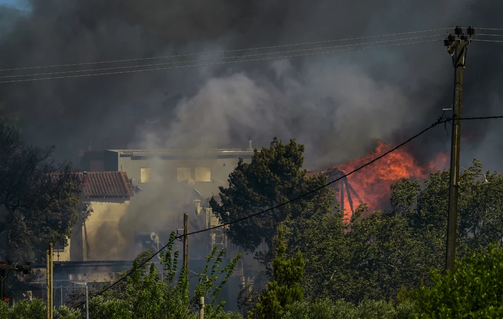Η πυρκαγιά στη Ραφήνα δεν επέτρεψε να πιάσει λιμάνι το πλοίο από το Μαρμάρι