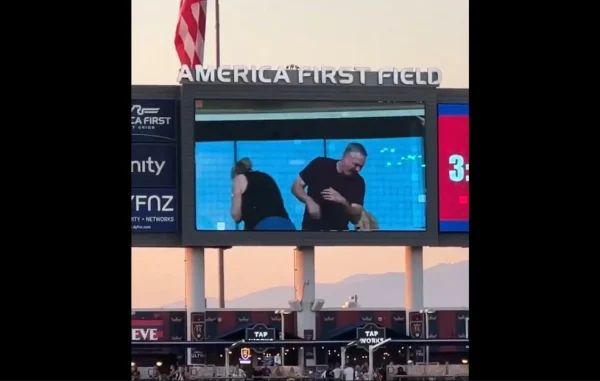 Η kiss cam με τον CEO στους Coldplay έγινε viral trend και ο κόσμος δεν χάνει ευκαιρία να κάνει αναπαραστάσεις