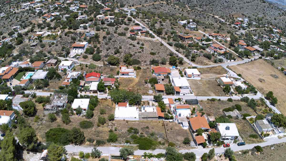 Ποιοι και πώς θα χτίζουν σε οικισμούς με κάτω από 2.000 κατοίκους - Οι όροι της ρύθμισης του ΥΠΕΝ