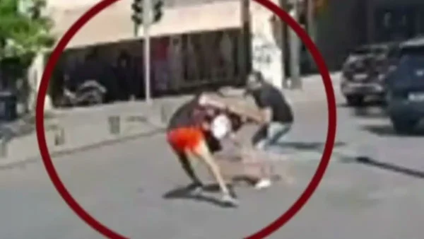 Ομόνοια: Ταξιτζής διαβεβαίωσε τουρίστα ότι η Αθήνα είναι ασφαλής και δευτερόλεπτα αργότερα έπεσε θύμα απόπειρας κλοπής