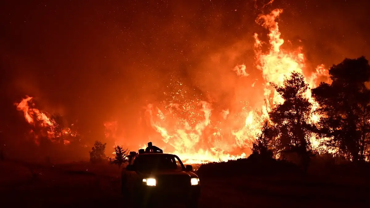 Ανεξέλεγκτη και σε δύο μέτωπα η φωτιά στο Ασπροχώρι: Μάχη για να μην περάσουν οι φλόγες σε Συκάμινο και Ωρωπό, δείτε βίντεο