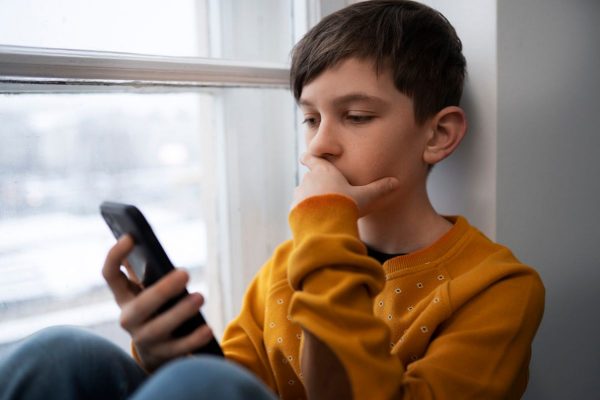 Κίνδυνος μανίας και διπολικής διαταραχής για τα 10χρονα που «πέφτουν με τα μούτρα» στις οθόνες