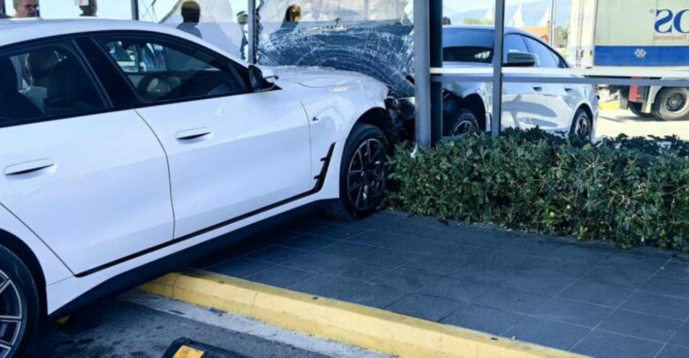 Αυτοκίνητο έπεσε πάνω σε τζαμαρία σούπερ μάρκετ στο Ρίο