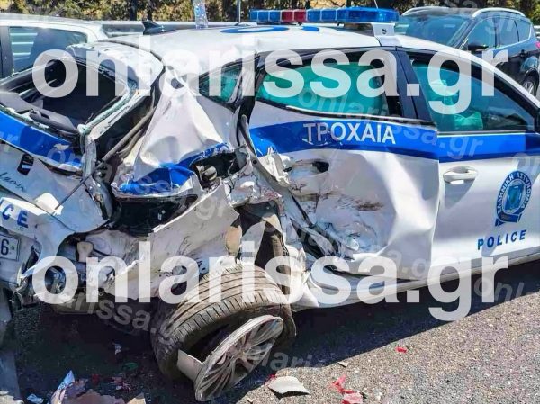 Αγροτικό έπεσε πάνω σε περιπολικό - Ζώνη κι αερόσακοι γλύτωσαν τους αστυνομικούς