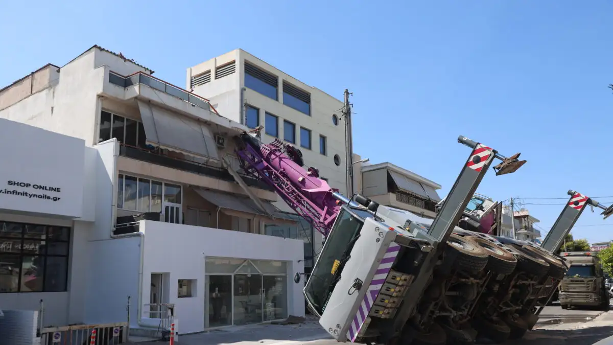 Περιστέρι: «Ήμουν μέσα, θα μπορούσα να είχα σκοτωθεί» λέει η ιδιοκτήτρια του σπιτιού που έπεσε πάνω του το γερανοφόρο όχημα
