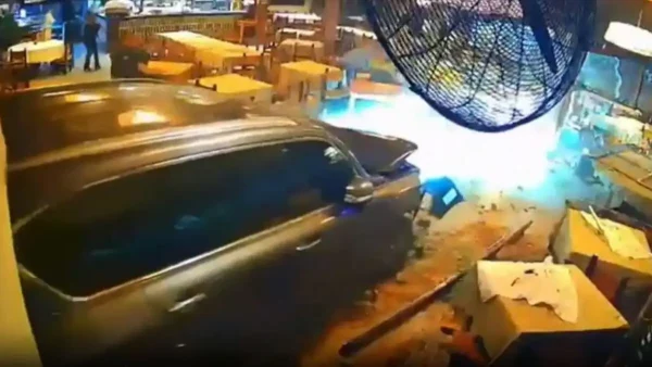 Περού: Μεθυσμένος οδηγός «εισέβαλε» με το αυτοκίνητό του σε εστιατόριο επειδή τον πέταξαν έξω – Είχε στήσει άγριο καβγά