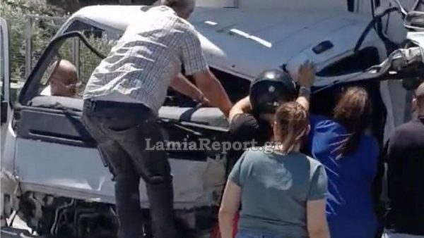 Σύγκρουση φορτηγών με εγκλωβισμό οδηγού στη Βοιωτία (ΒΙΝΤΕΟ)