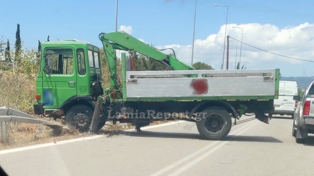 Λαμία: Εκτροπή φορτηγού στον παράδρομο της Ανθήλης (ΦΩΤΟ)