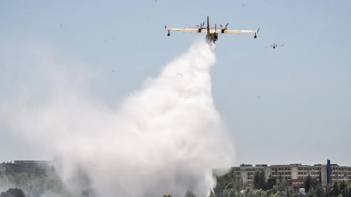 Φωτιά στην Πολυτεχνειούπολη Ζωγράφου: Βρέθηκε μπιτόνι με λάδια μηχανής στο δάσος – Καταγγελίες για δύο παράλληλες εστίες