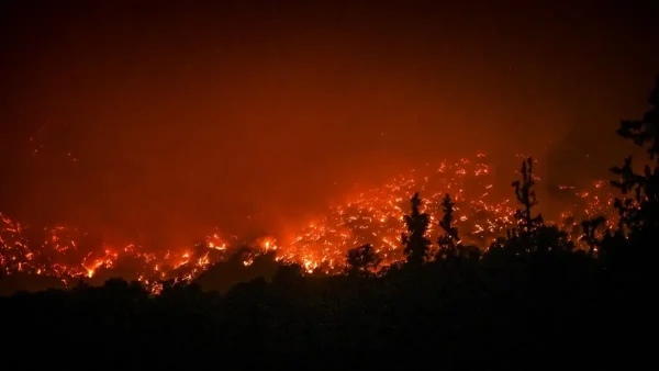 Μαίνεται η φωτιά στο Μακροχώρι Καστοριάς - Ενισχύθηκαν οι πυροσβεστικές δυνάμεις