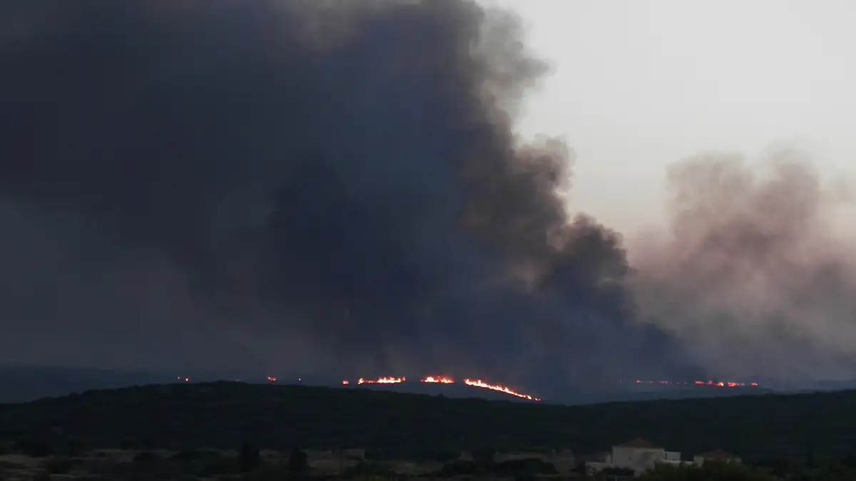 Φωτιά στα Κύθηρα: Ενισχύθηκαν οι πυροσβεστικές δυνάμεις με πλοίο από τη Νεάπολη Λακωνίας