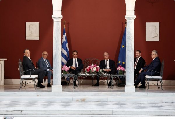 Βαρύ κλίμα ανάμεσα στους πολιτικούς αρχηγούς στο Προεδρικό -Οι αιχμές, η αμηχανία, οι διάλογοι, όλο το παρασκήνιο